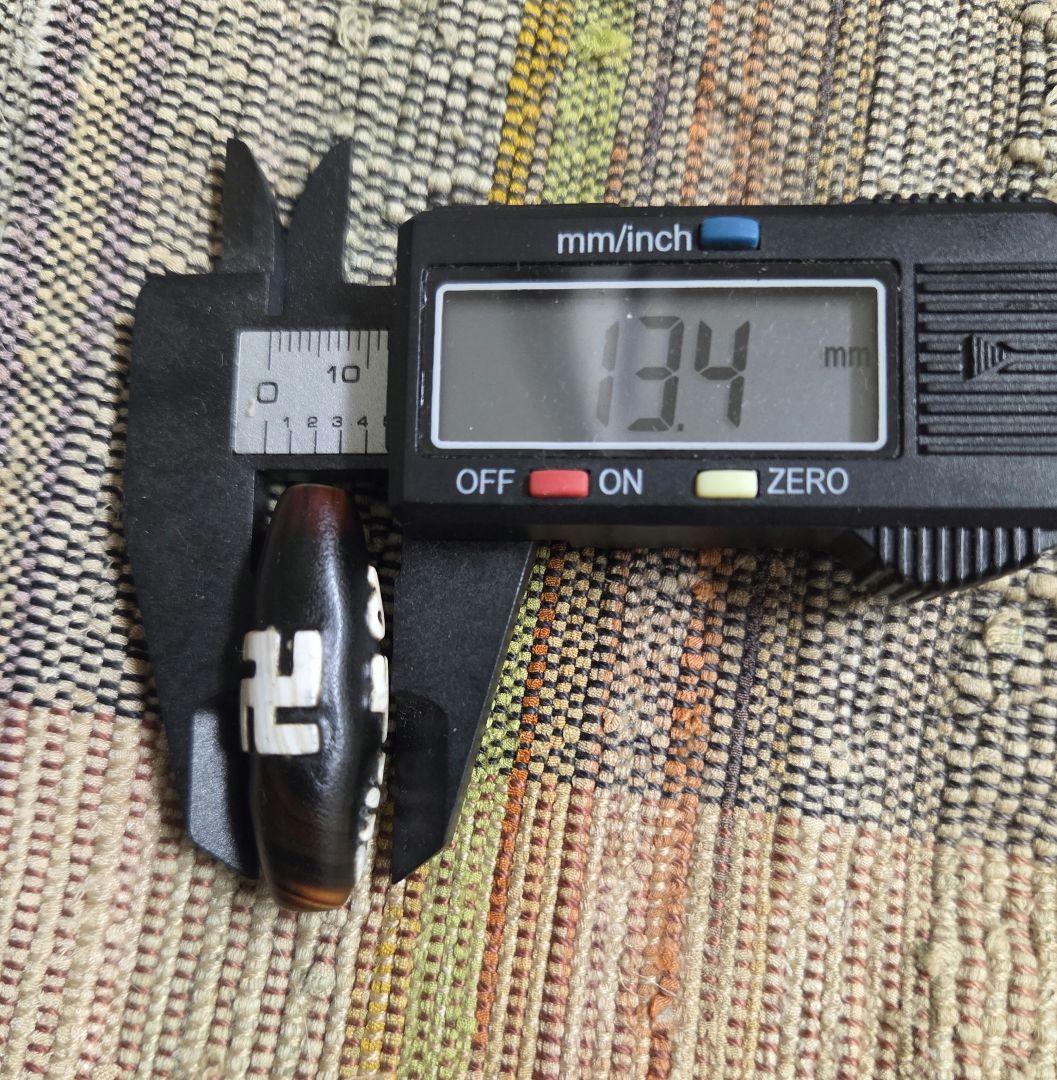 882　天珠　 卍六字真言天珠　梵字　彫刻　凸凹　貴重　珍品　dzibeads！