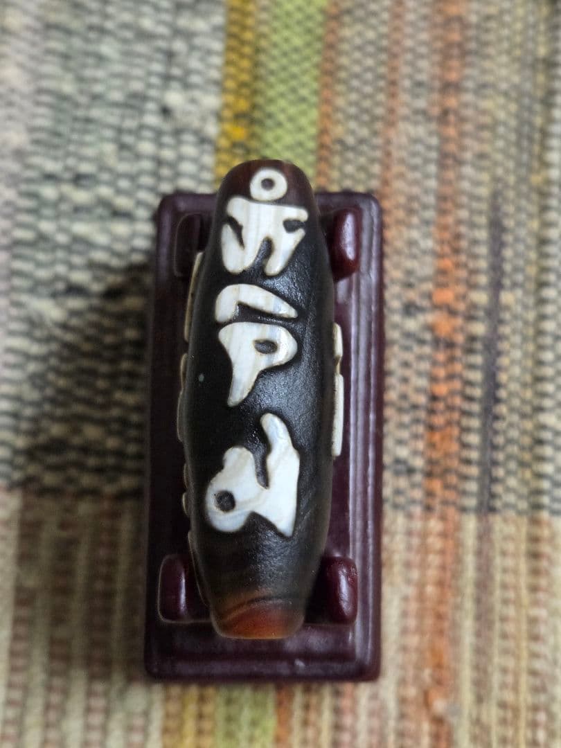 882　天珠　 卍六字真言天珠　梵字　彫刻　凸凹　貴重　珍品　dzibeads！