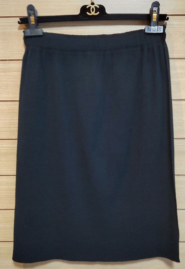 me ISSEY MIYAKE＊黒のプリーツひざ丈スカート