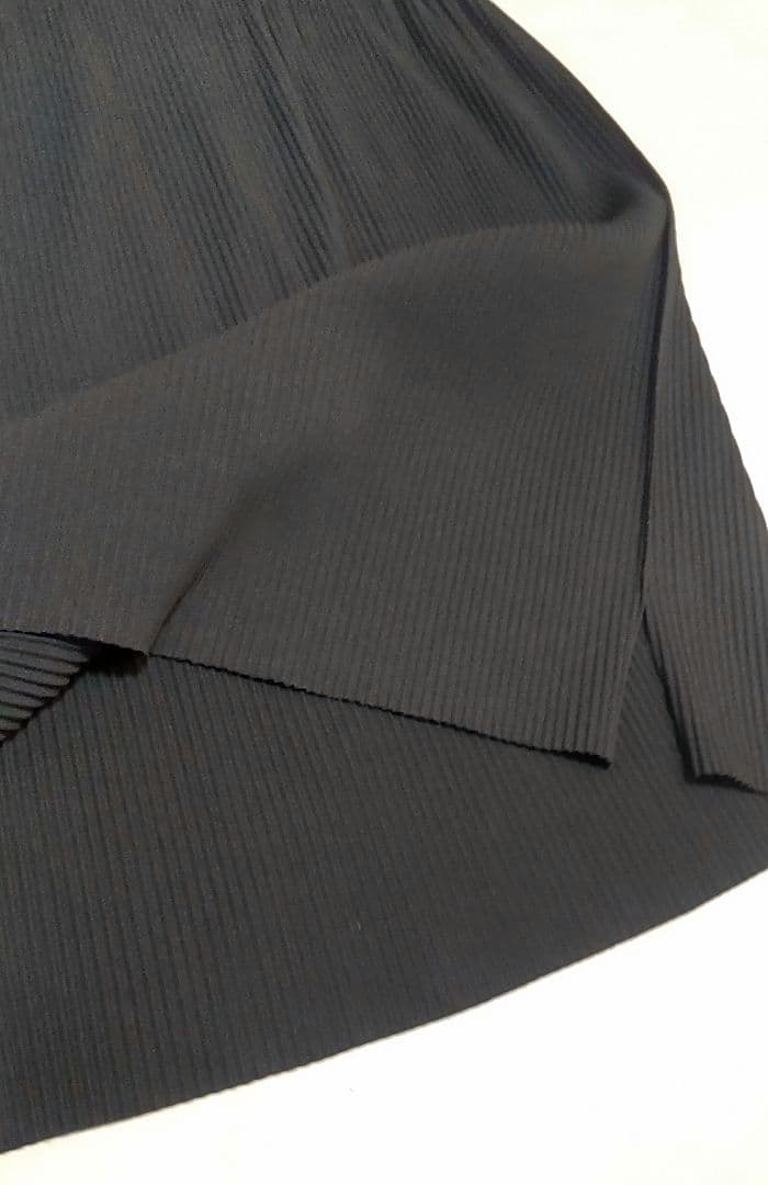 me ISSEY MIYAKE＊黒のプリーツひざ丈スカート