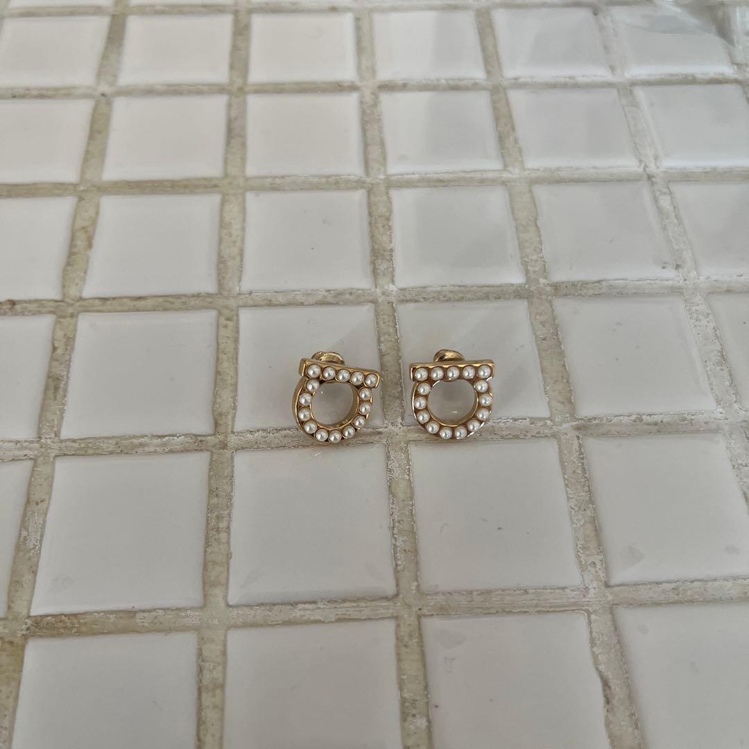 フェラガモ　FERRAGAMO ガンチーニ クリスタルピアス(L)