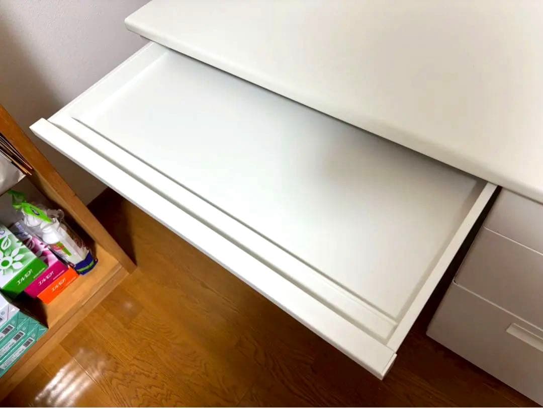 定価25,000円ホワイトシンプルデスク 4つの引き出し付き