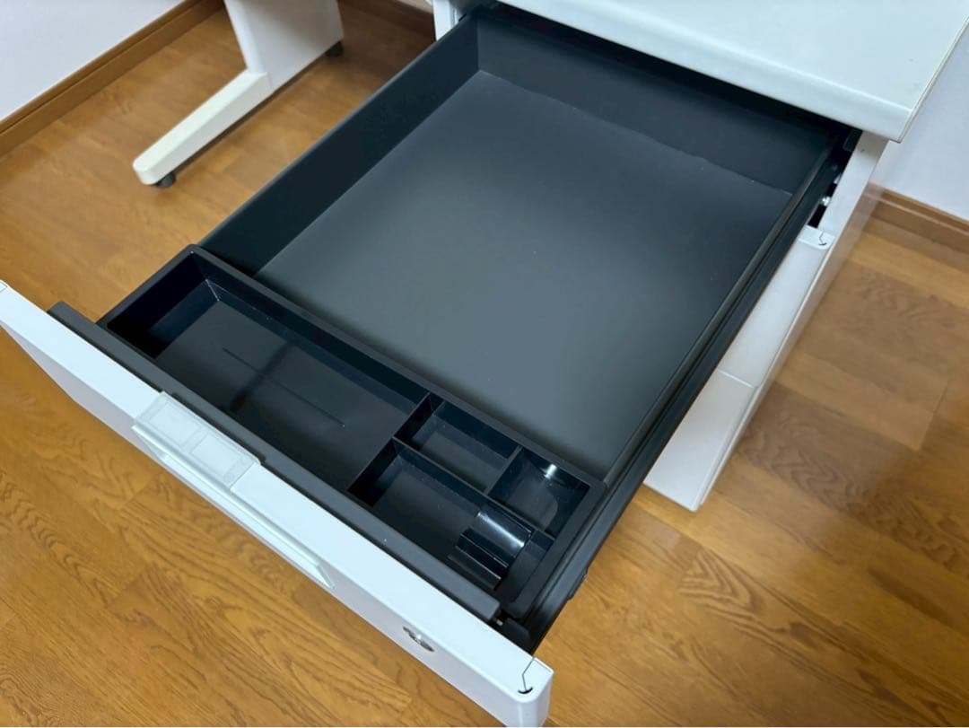 定価25,000円ホワイトシンプルデスク 4つの引き出し付き