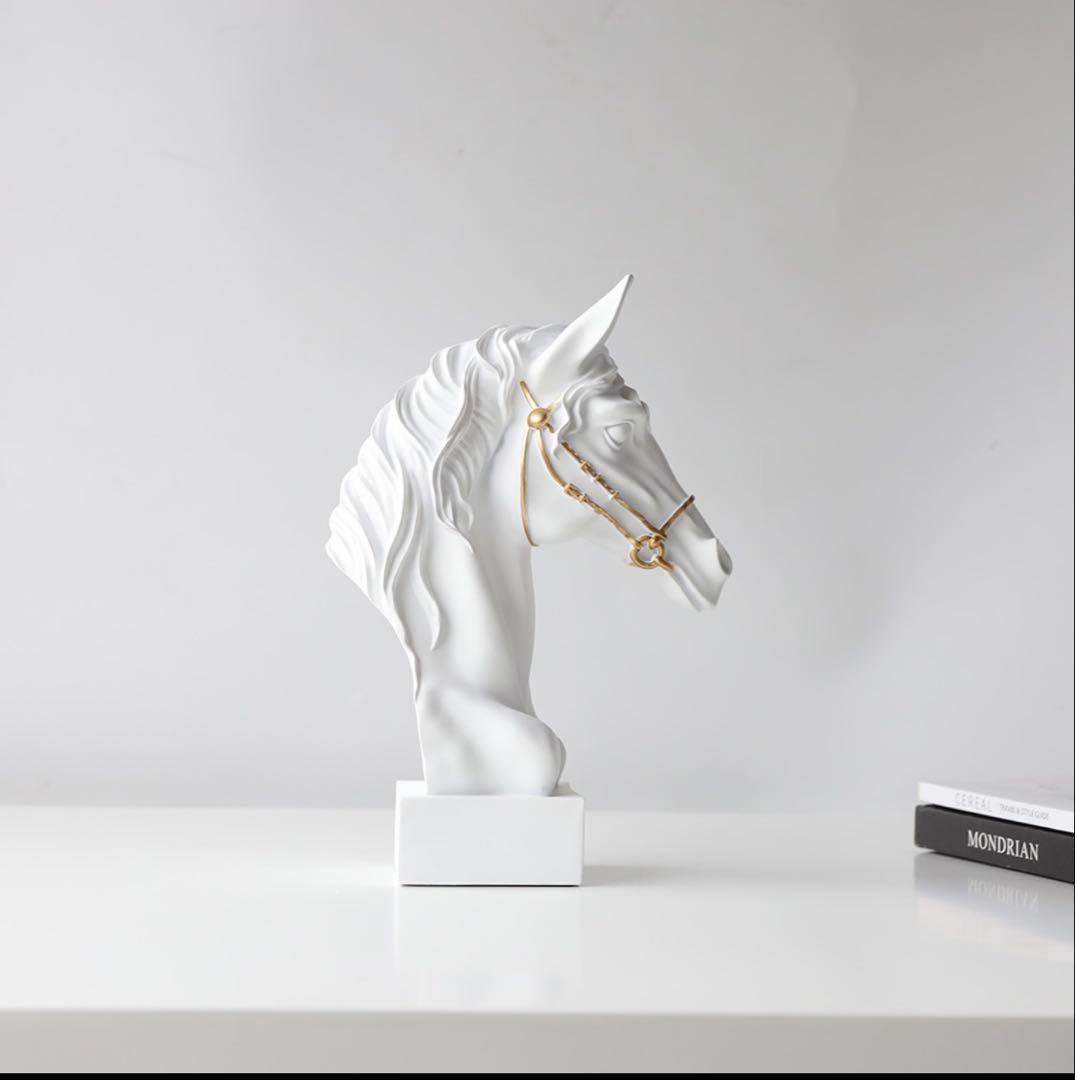 馬の頭部の樹脂製置物（黒・白）