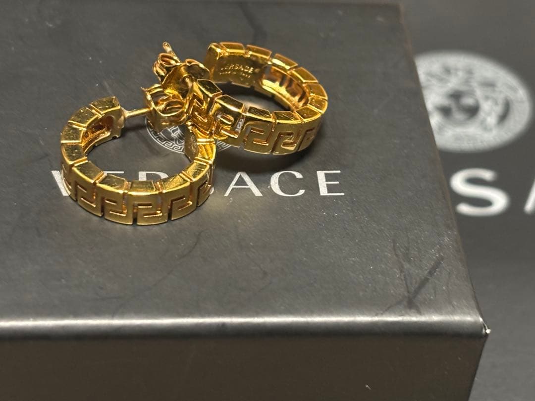 ［男女兼用／ユニセックス］Versace グレカフープピアス