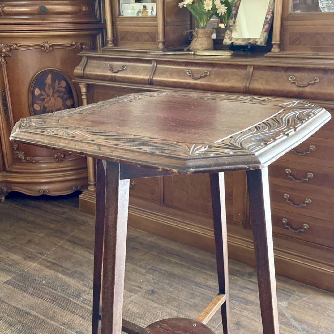 洗練されたフォルムと天板の彫の美しさが際立オケージョナルテーブル