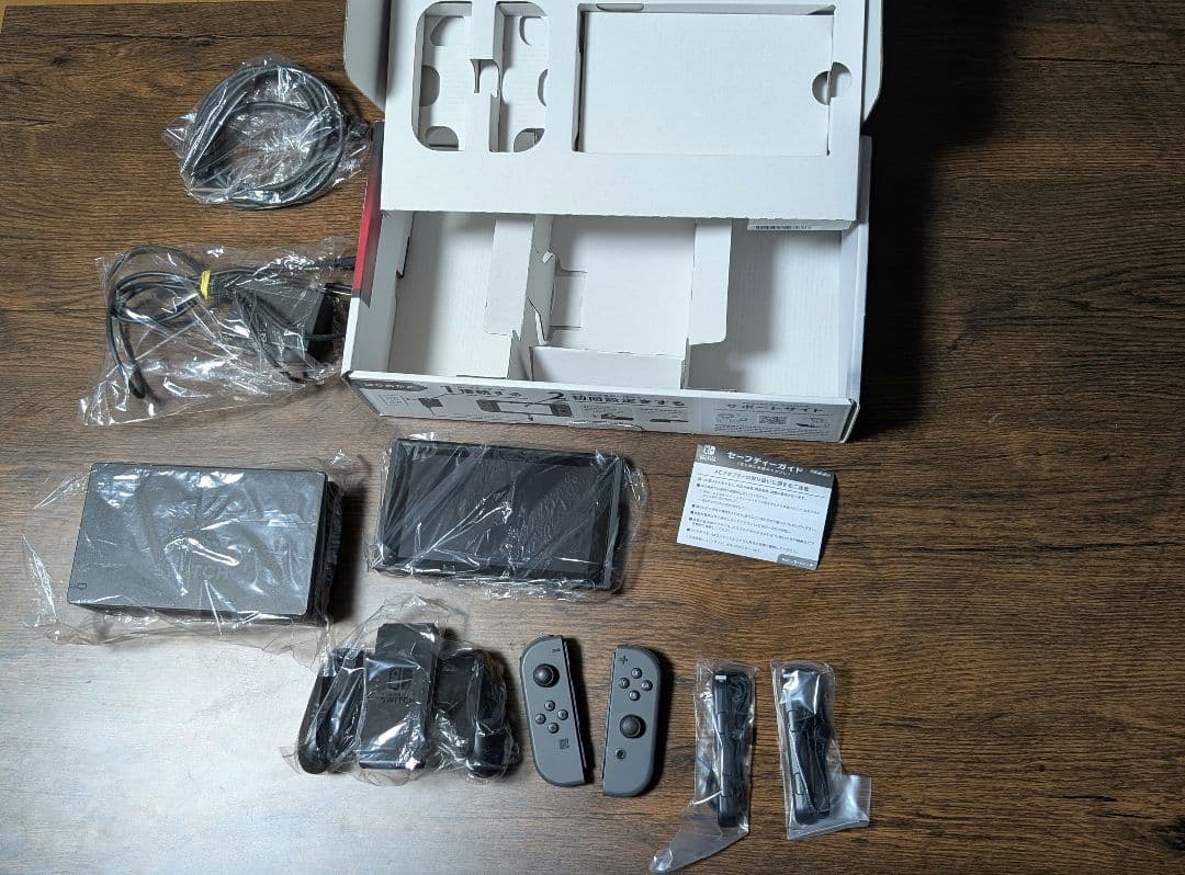 Nintendo Switch 本体　持ち歩き用ケース・カバー付き