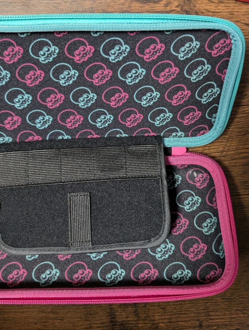 Nintendo Switch 本体　持ち歩き用ケース・カバー付き