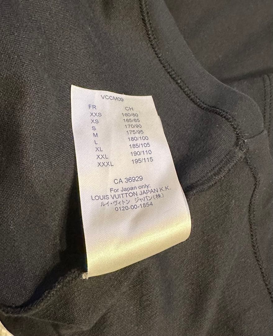 Louis Vuitton パッチ付き黒Tシャツ