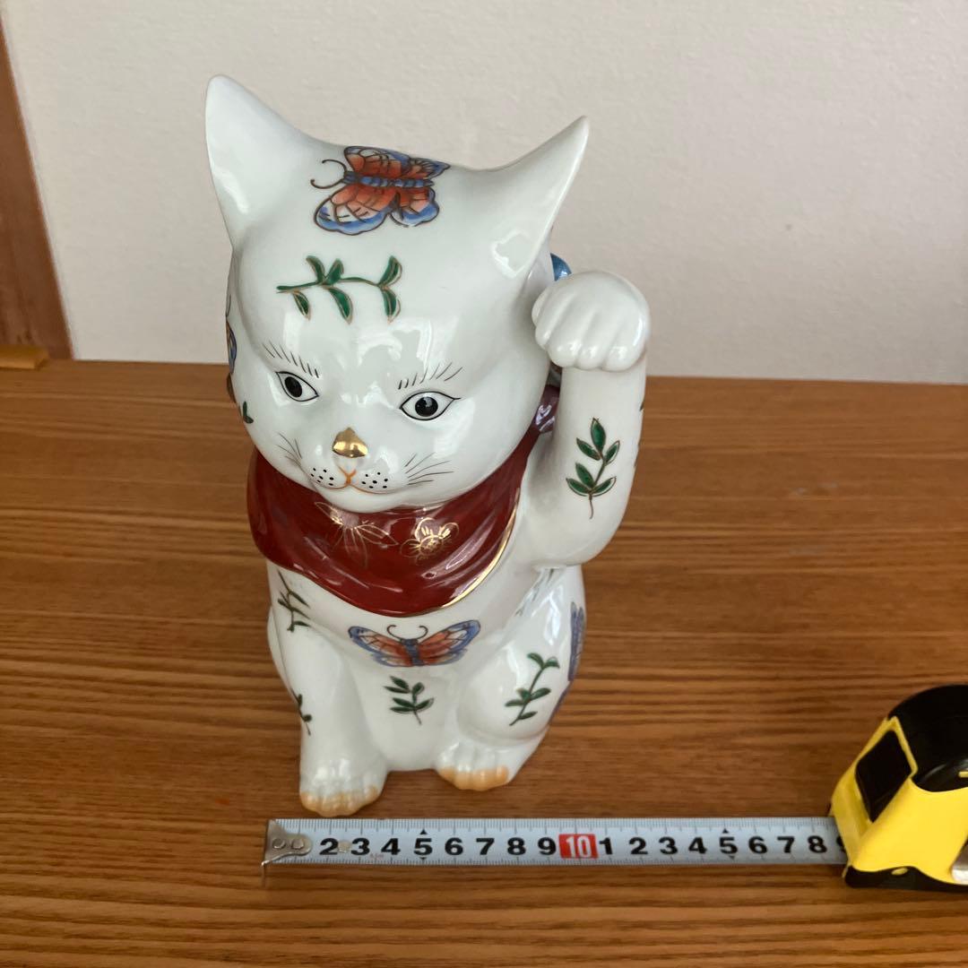 美品　ヴィンテージ伊万里　手描きの大きな瞳やまつ毛、体の蝶々が美しい招き猫