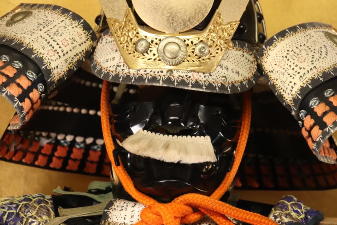 甲冑　具足　黒胴当世素掛 緋縅　鎧櫃付き　等身大　現代鎧　兜　武具　EE002