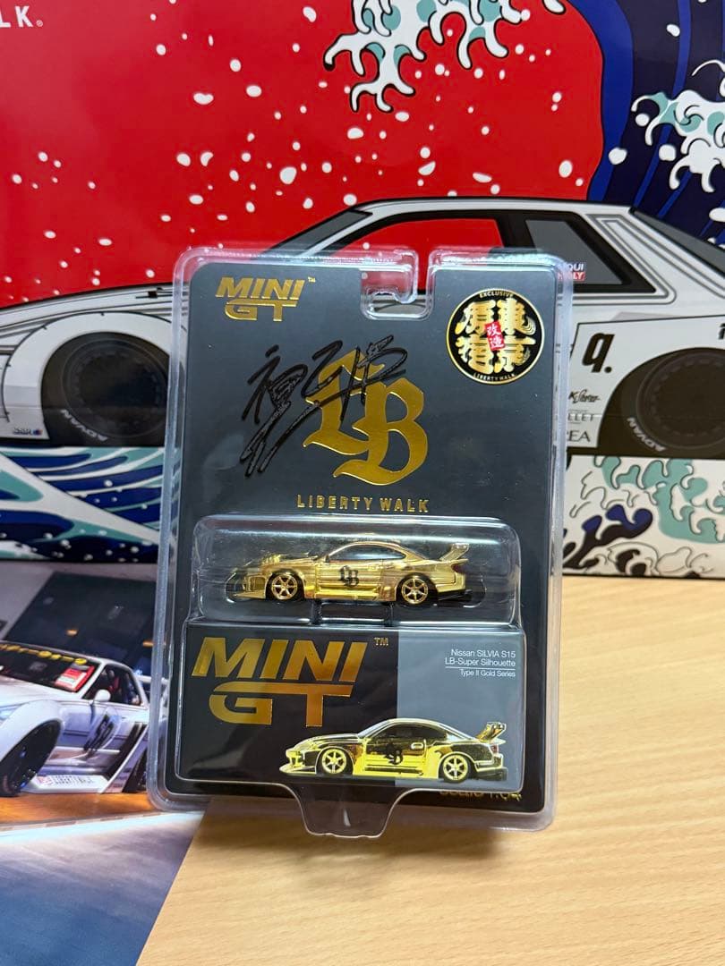 MINI GT リバティウォーク ゴールドミニカー　サイン入り
