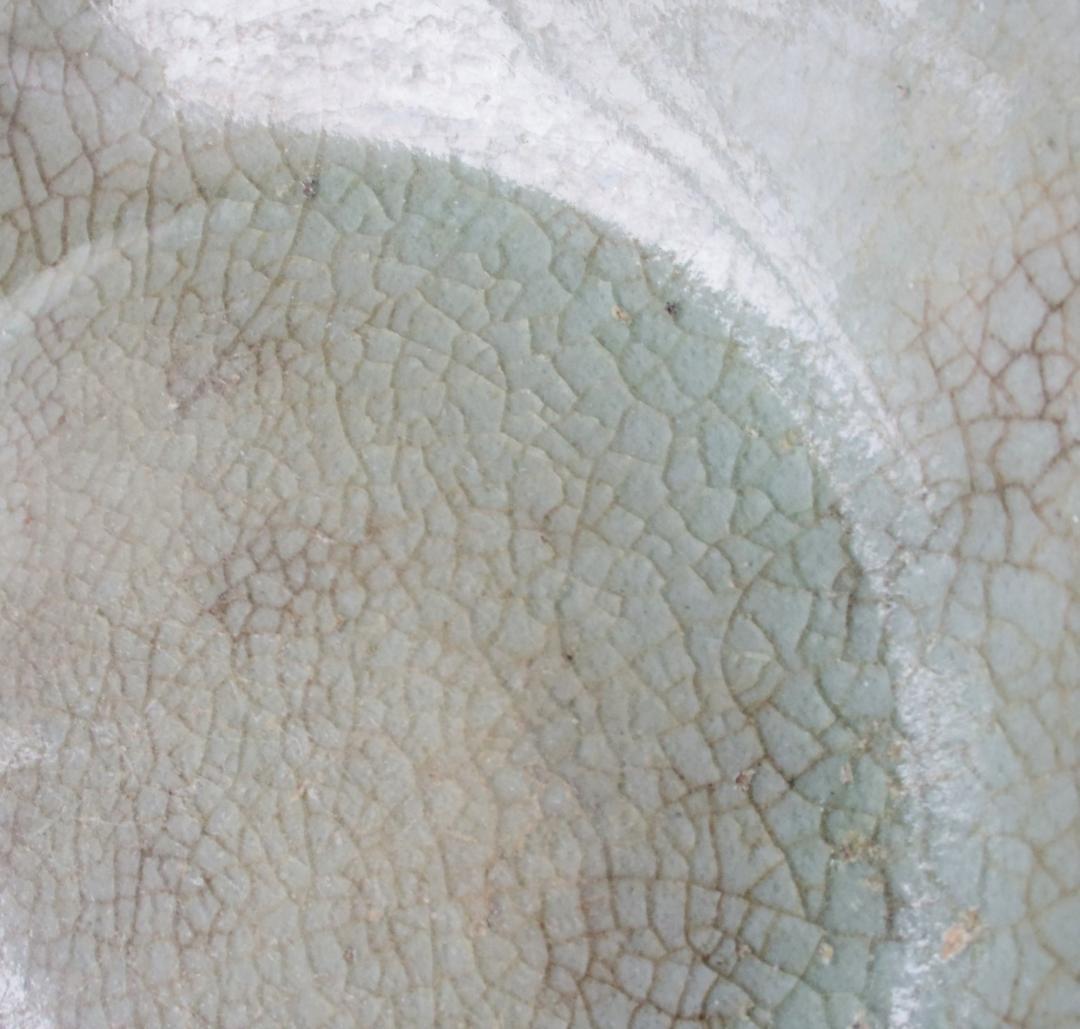 高麗青磁　皿　下手　★かまきず、ホツ、貫にシミ、見込みの使用痕あり