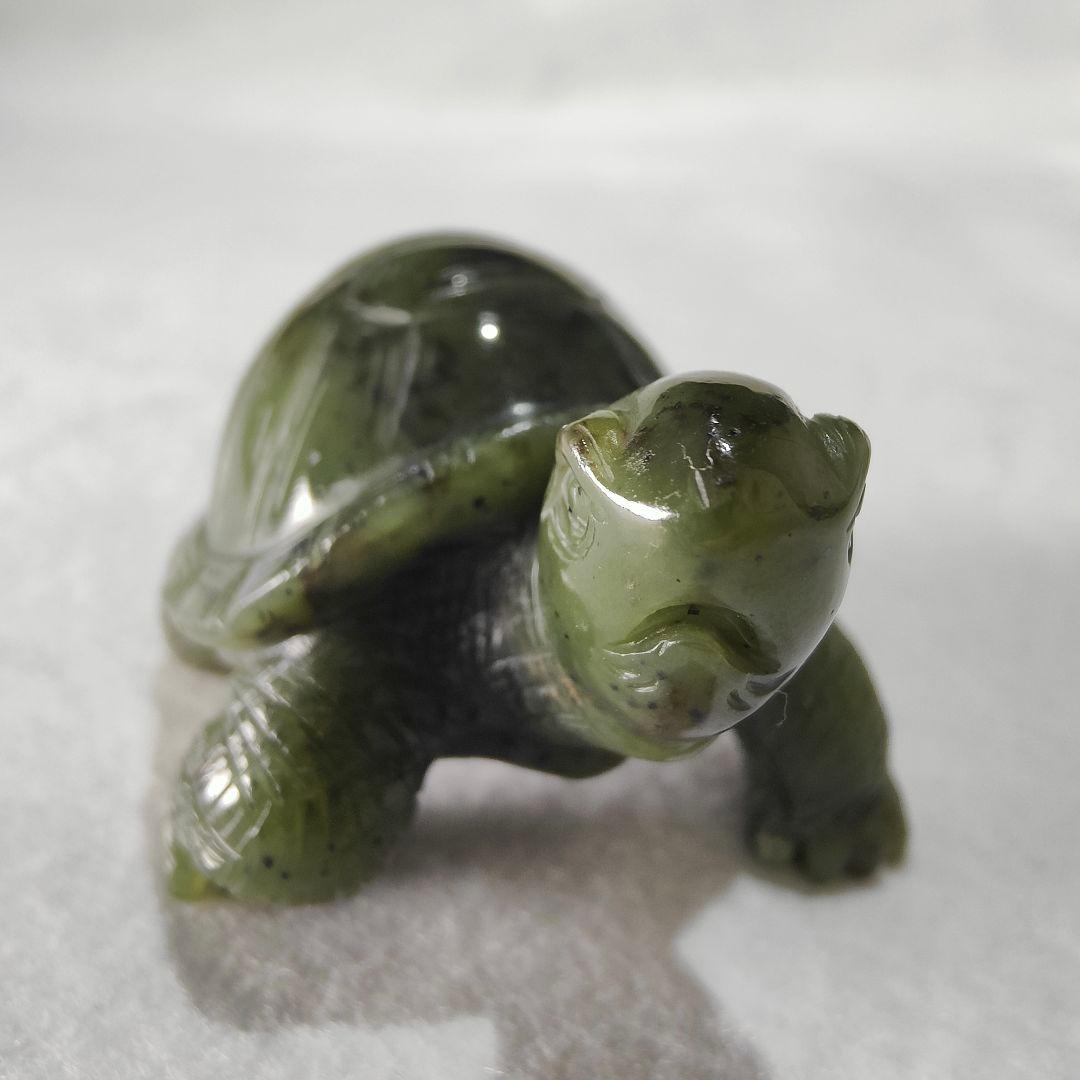 12 亀　軟玉翡翠（ネフライト）で作った亀　天然石　彫刻　翡翠　ヒスイ　亀　かめ