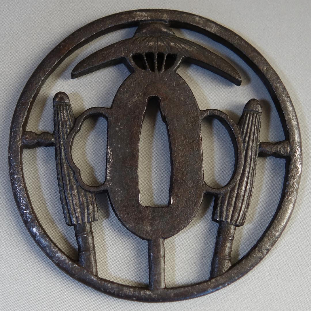 【 中開三本傘透図鍔 】 鍔 鐔 鉄地 刀装具 日本刀 武具 骨董