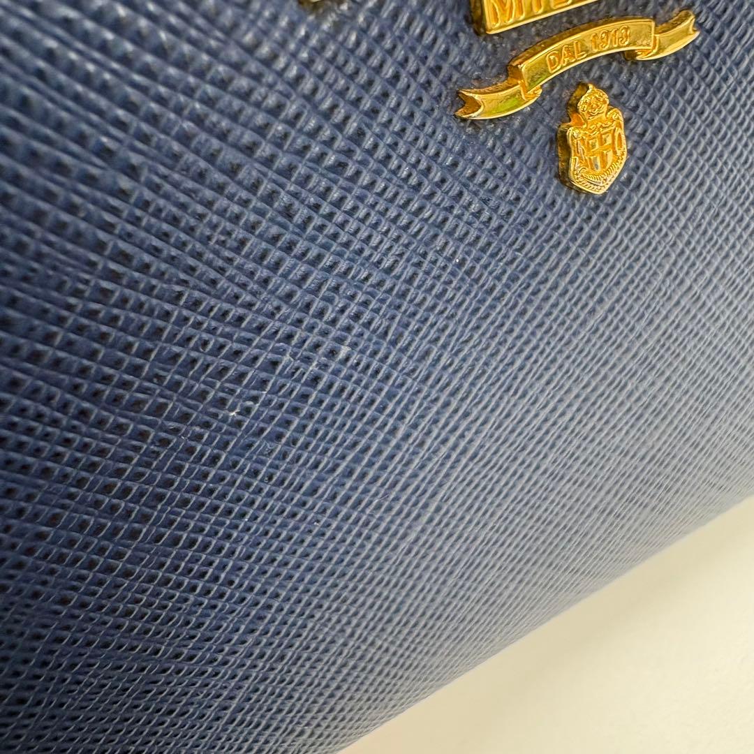 PRADA ネイビー 二つ折り財布　サフィアーノ