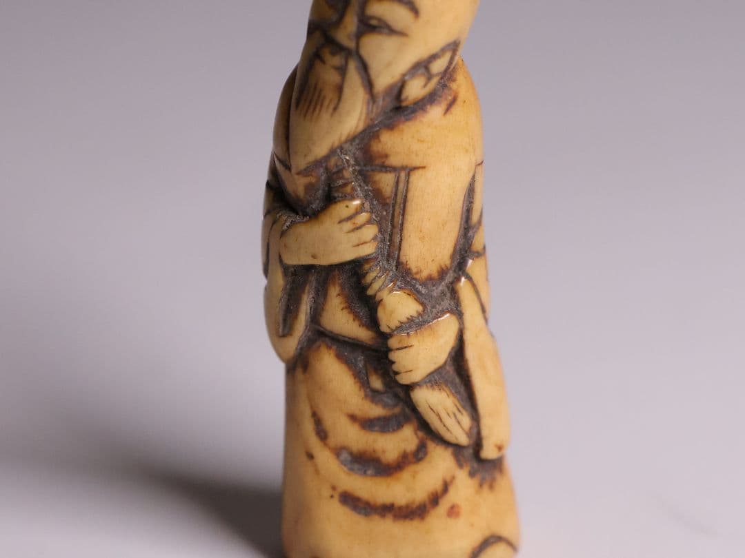 時代 堤物 根付 鹿角 老人 筆 仙人 人物 彫刻 提げ物【CM259】