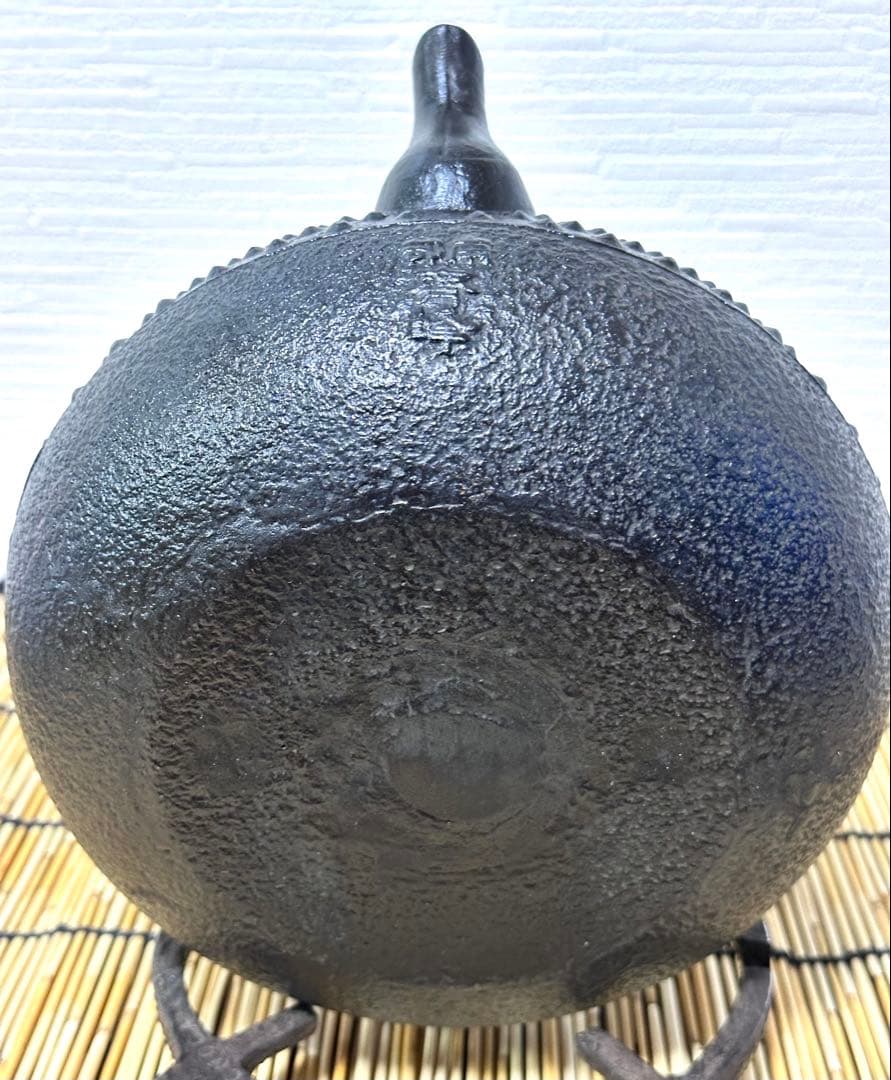 未使用品、栞付　南部成龍堂鋳造所　斎峰　及川光正造　宝珠形馬蹄鉉　南部鉄瓶　鉄瓶