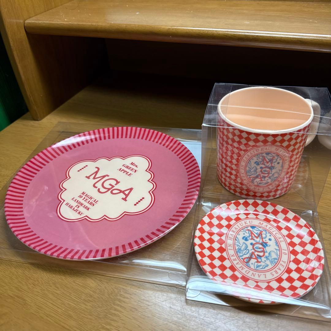 ミセス Mrs. GREEN APPLE プレート 大/小 マグカップ レッド