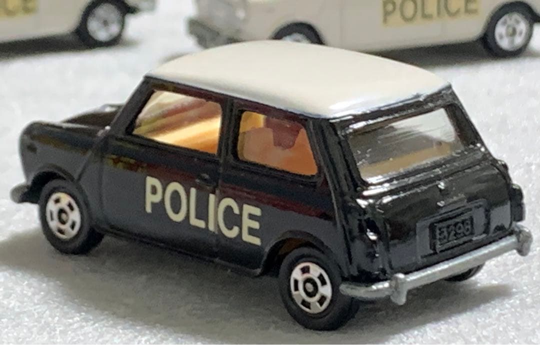 トミカ ミニクーパー トラフィック POLICE 黒/白ルーフ