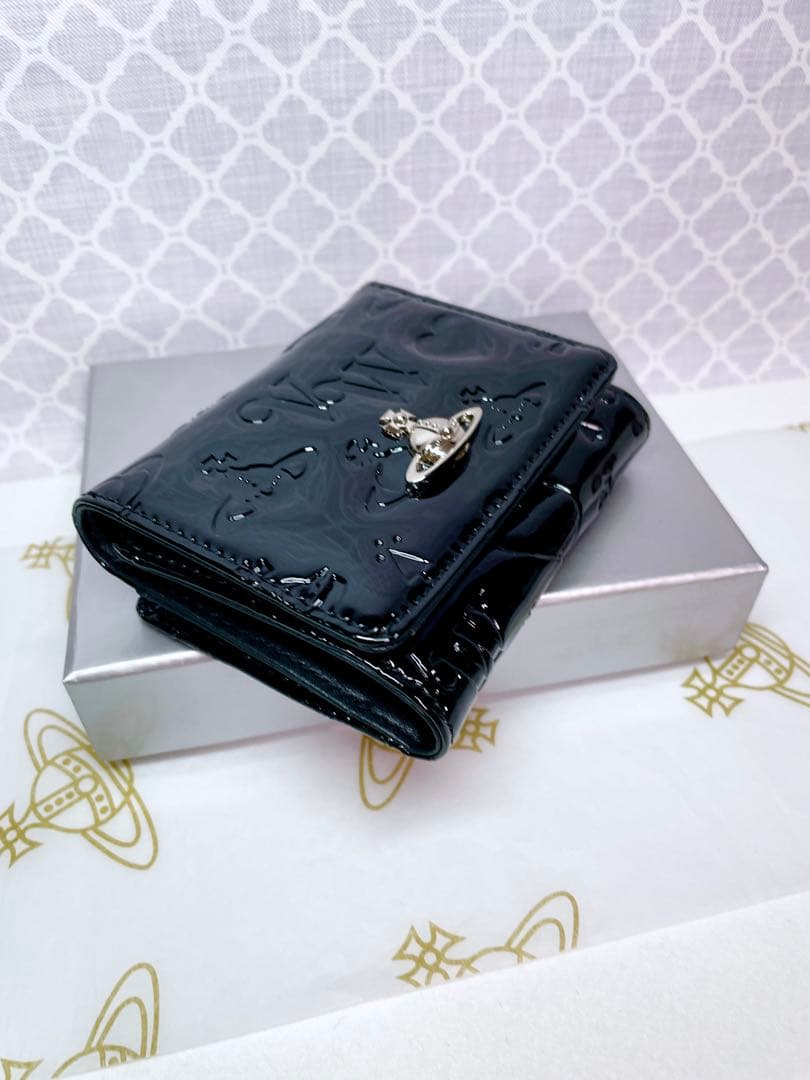 【内側に素敵な柄♡新作】Vivienne Westwood 折財布 エナメル 黒