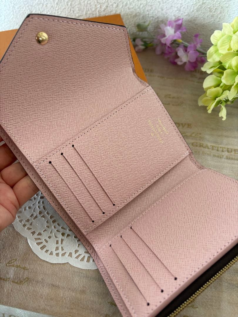 LOUIS VUITTON ポルトフォイユ・ヴィクトリーヌモノグラム　ピンク
