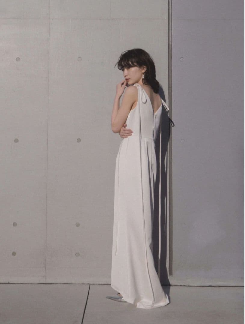 Kaene　サテンリボンドレス　ホワイトウェディングドレス　Vネック　白ドレス