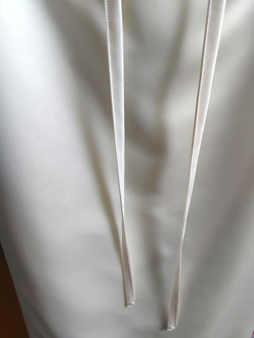 Kaene　サテンリボンドレス　ホワイトウェディングドレス　Vネック　白ドレス