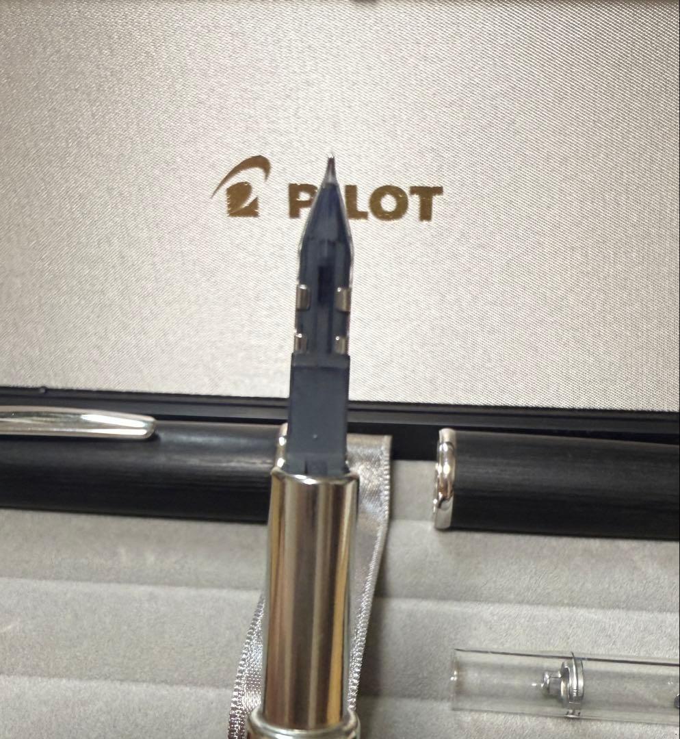 PILOT ・ パイロット万年筆 キャップレス 木軸 黒色 細字(F)