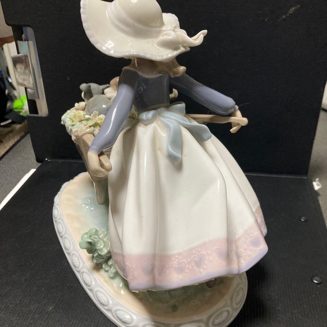 少女と犬の陶器製フィギュア