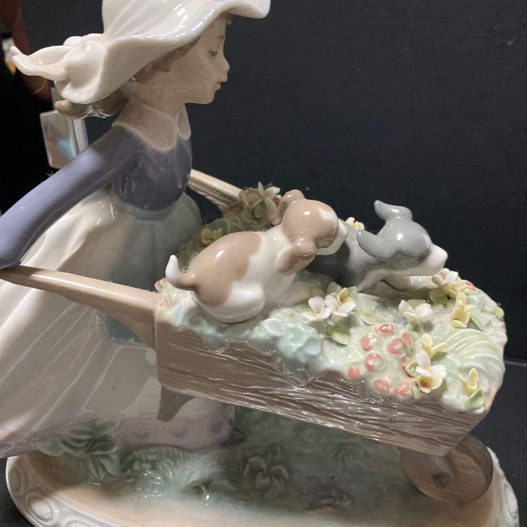 少女と犬の陶器製フィギュア