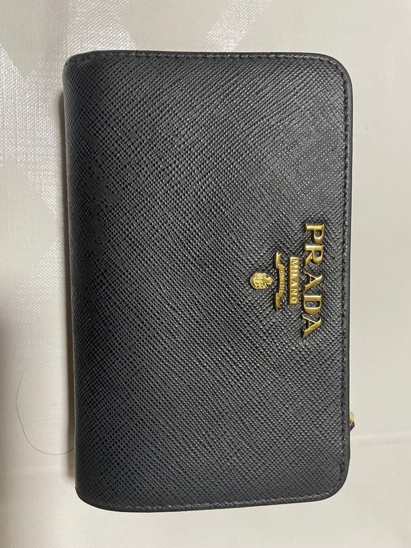 【aさま専用】PRADA 二つ折り財布 黒 レザー