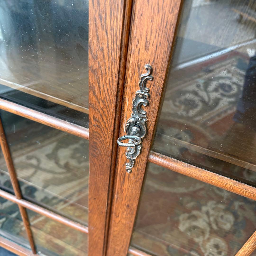 英国アンティーク 大型 木製サイドボード 窓枠風ガラスキャビネット 飾り棚