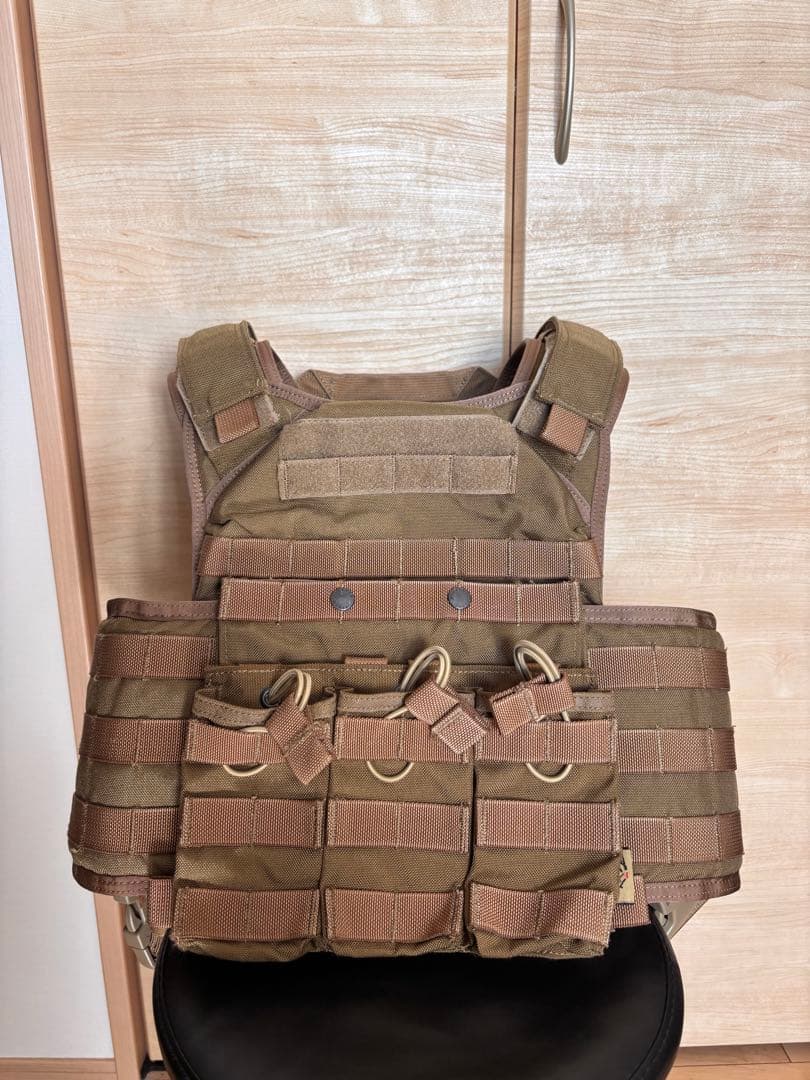 [実物]flyyeプレートキャリア マグポーチ付き　タンカラー