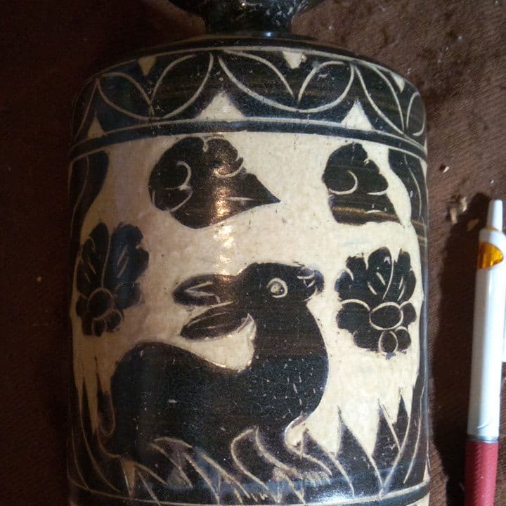 中国陶磁器　磁州窯　彫り絵　筒型壺