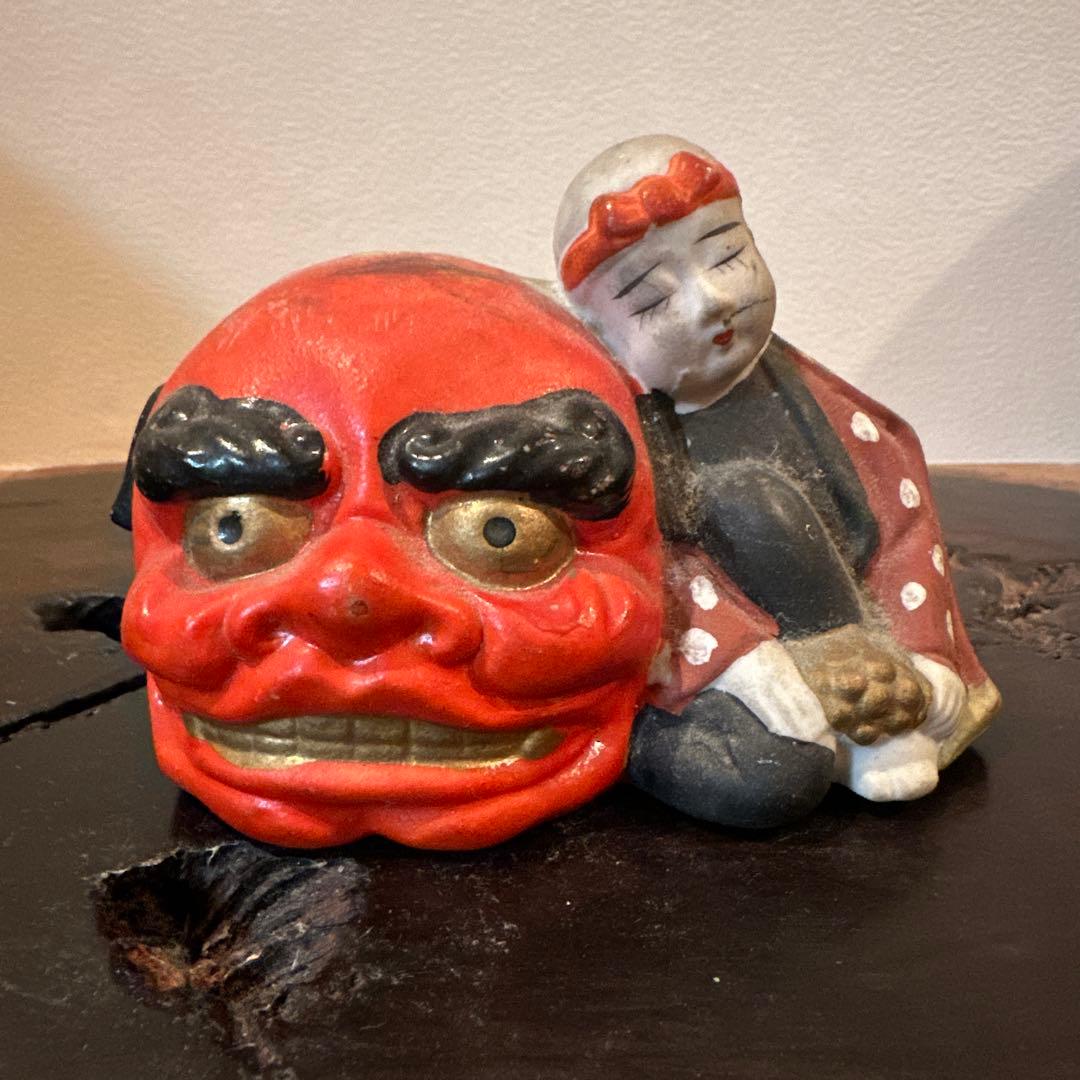 赤い鬼の面と人形の置物　獅子神楽