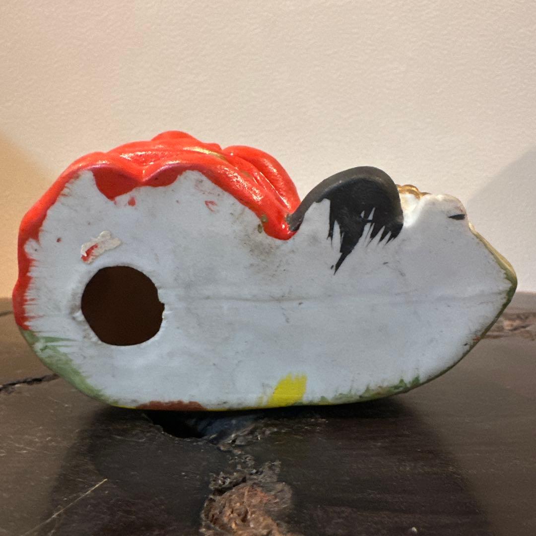 赤い鬼の面と人形の置物　獅子神楽