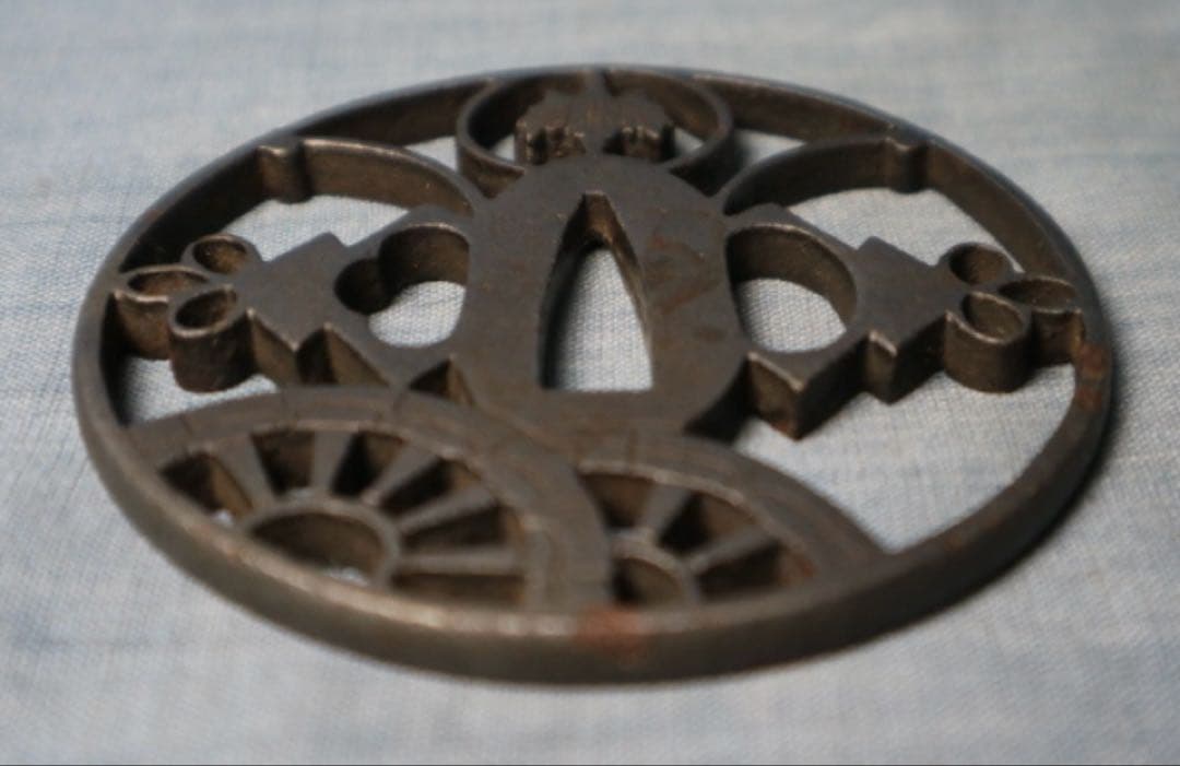 鉄造　鍔　透かし　御所車　桐紋　刀装具　武具　武士　江戸　鐔　希少　骨董　時代