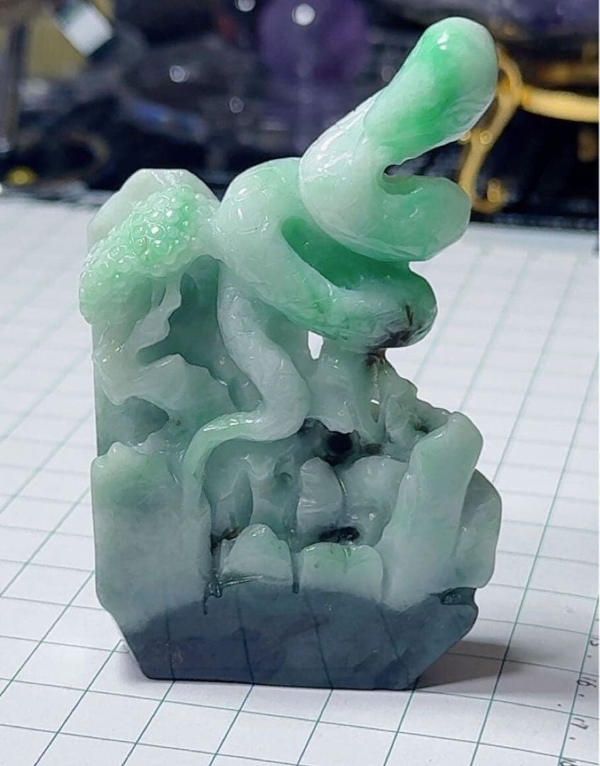 R2-0642天然本翡《本物保証》緑翡翠　蛇　巳年　金財運　置物　パワーストーン
