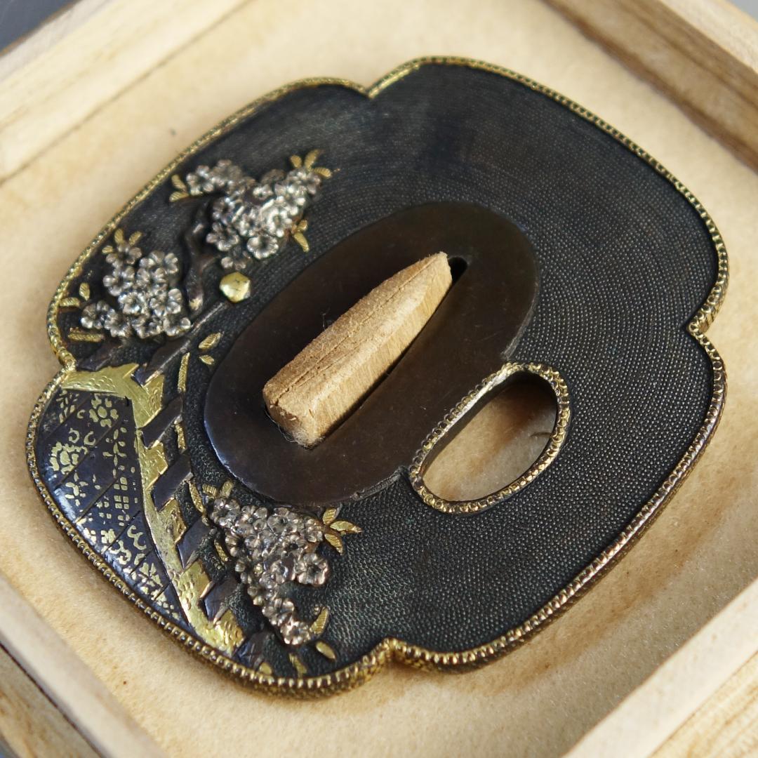 【赤銅魚子地 高肉彫 鍍金銀 桜花見図鍔】(鍔箱付き) 鍔 鐔 刀装具 武具