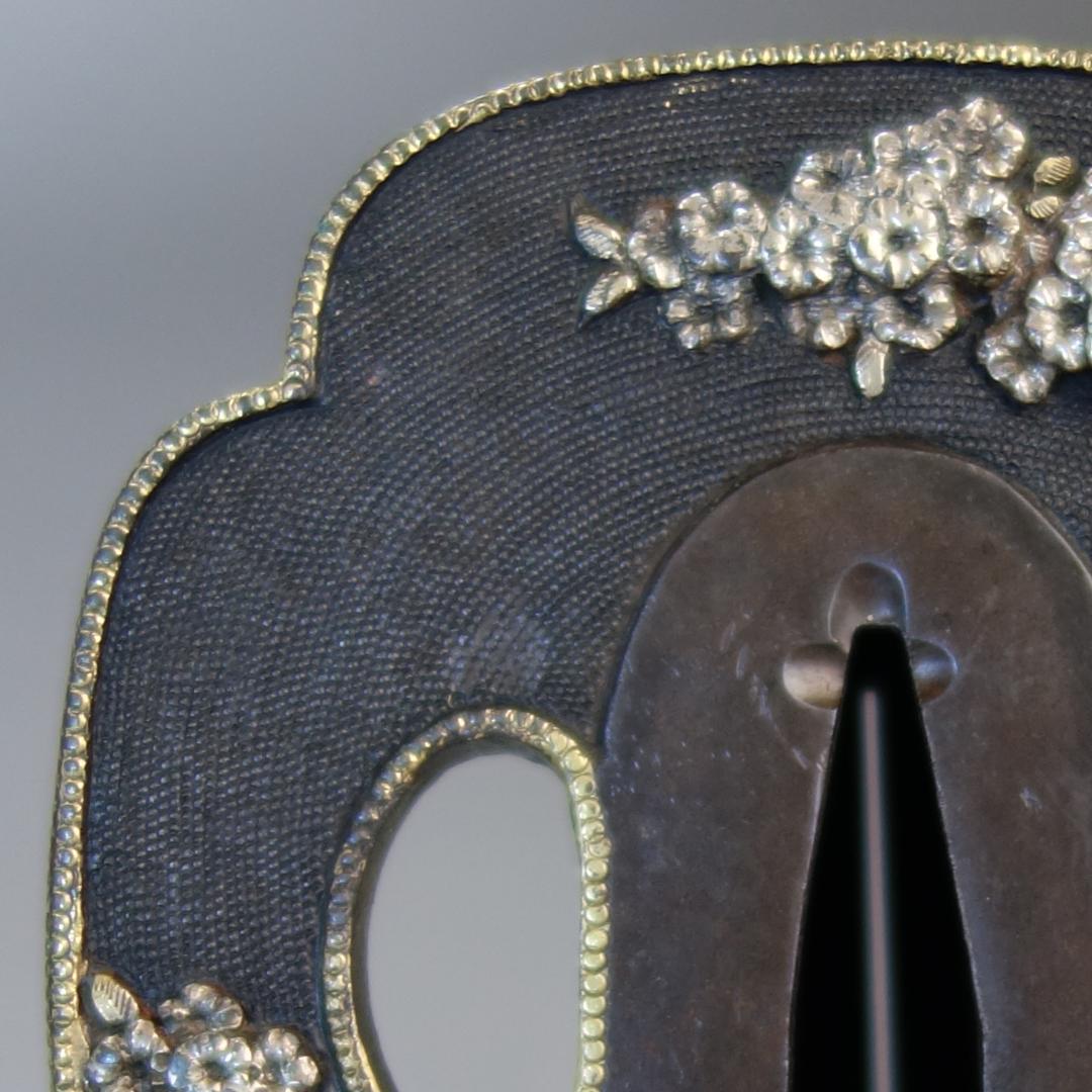 【赤銅魚子地 高肉彫 鍍金銀 桜花見図鍔】(鍔箱付き) 鍔 鐔 刀装具 武具