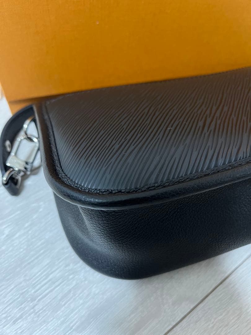 【まるまる】Louis Vuitton ショルダーバッグエピレザー ビュシ