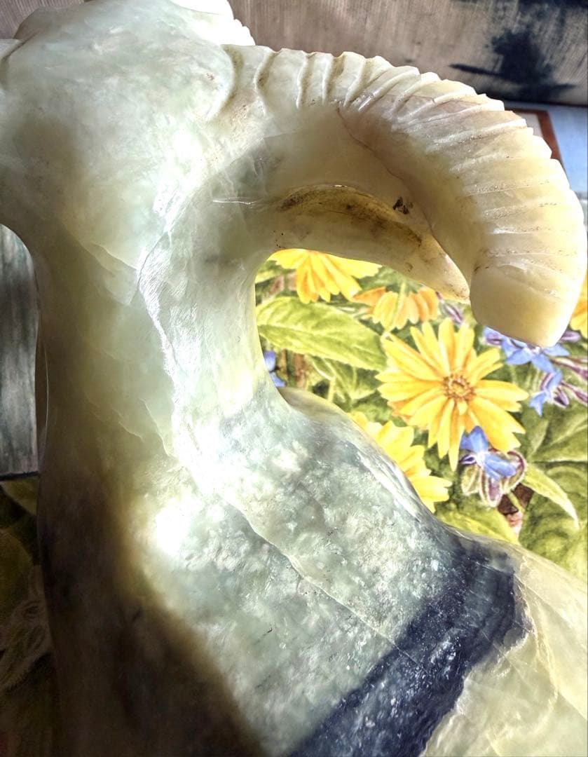 天然石　置物　台付き 牛