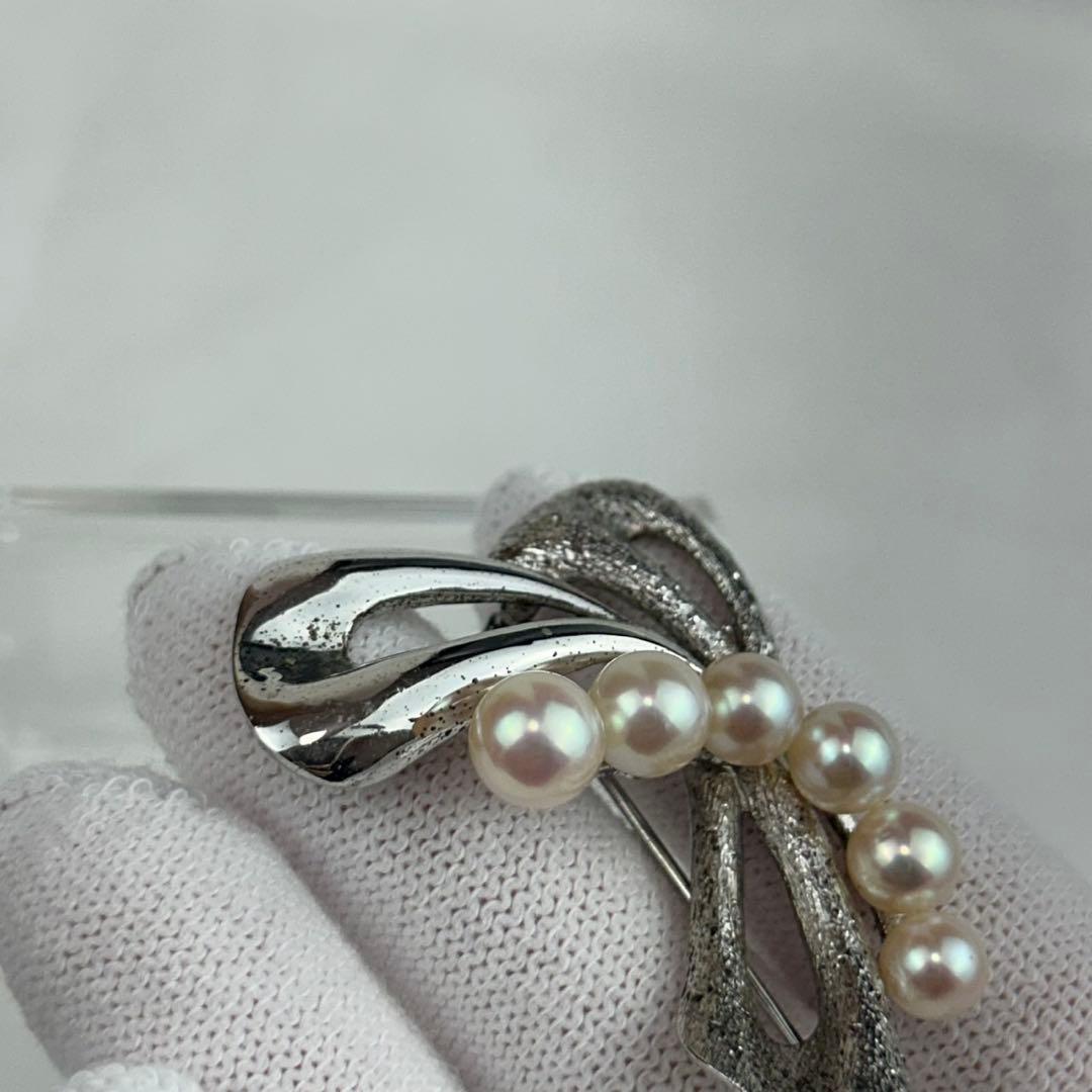 K182 ミキモト 6つのパール付き リボン ブローチ シルバー レディース