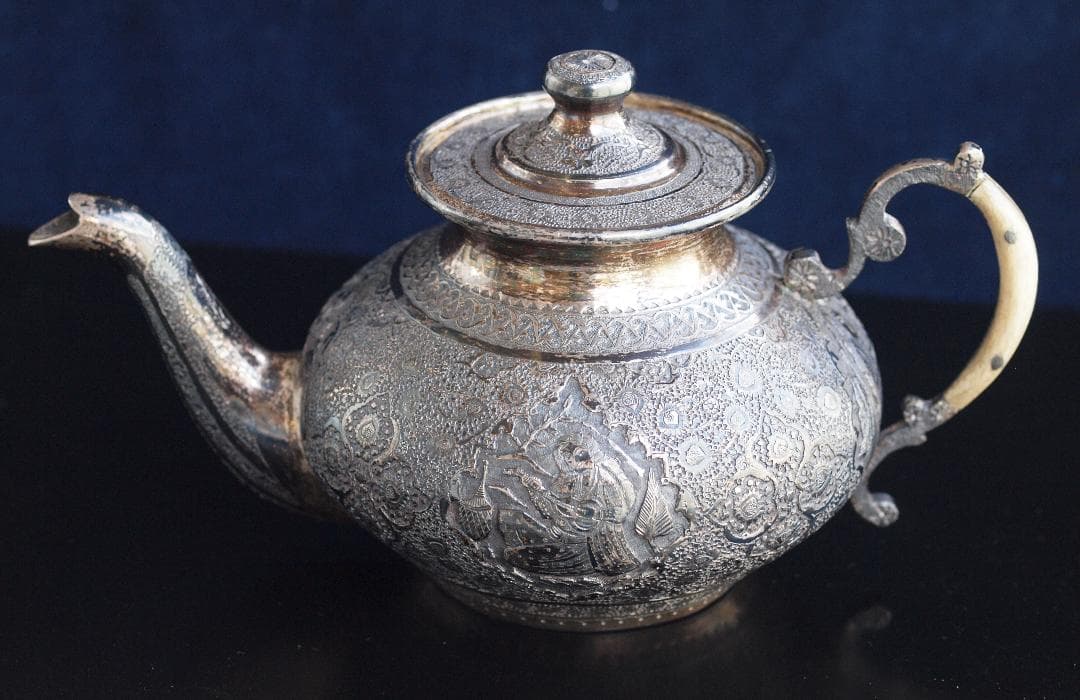 1970年央制作、イラン伝統彫金細工が楽器を奏でる人や花を刻む銀製ティーポット