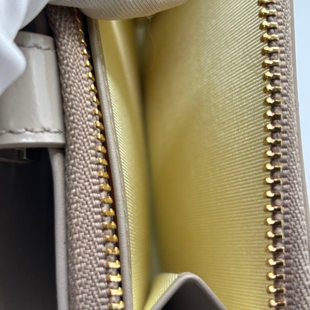 未使用品✨ 箱付 アニエスベー ガラスレザー メタルロックベルト 二つ折り財布