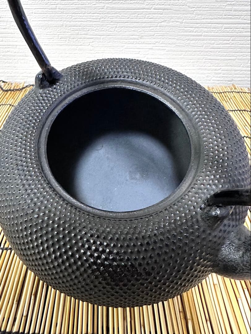 未使用品、供箱等付属品付　南部三厳堂造　１５型アラレ　南部鉄瓶　南部鉄器