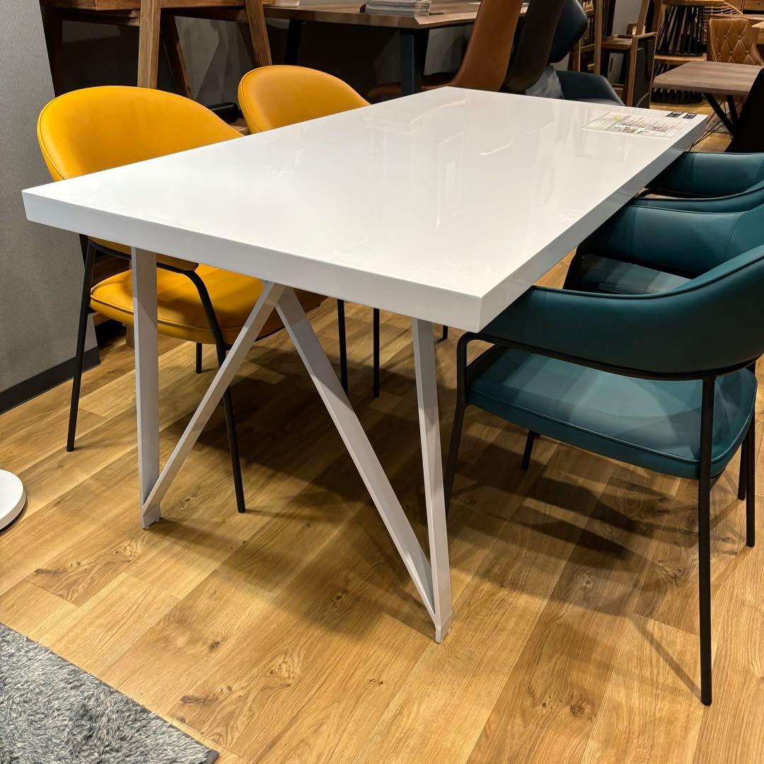 ダイニングテーブル　ホワイト　白　鏡面　シンプル　モダン　お洒落　高級感　高見え