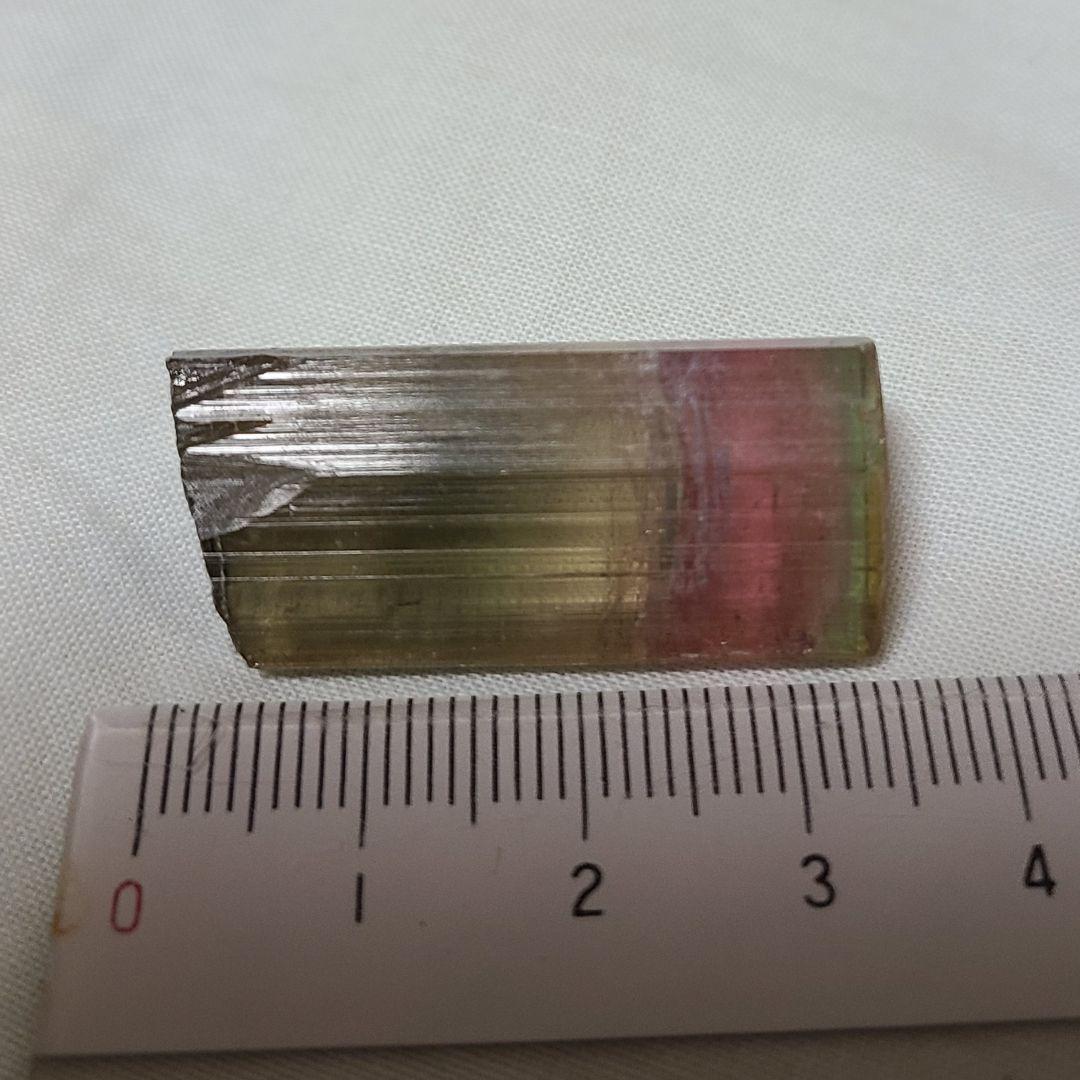 カリフォルニア州ヒマラヤ鉱山のトライカラートルマリン結晶