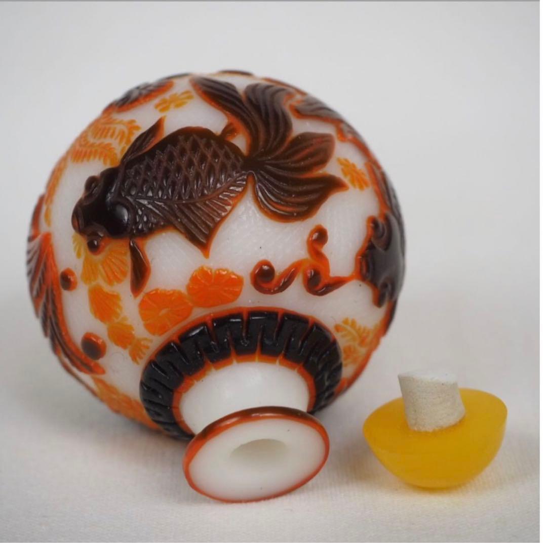 送料無料　色被せガラス　細密彫刻ガラス小瓶　中国古玩骨董　高さ5.8ｃｍ